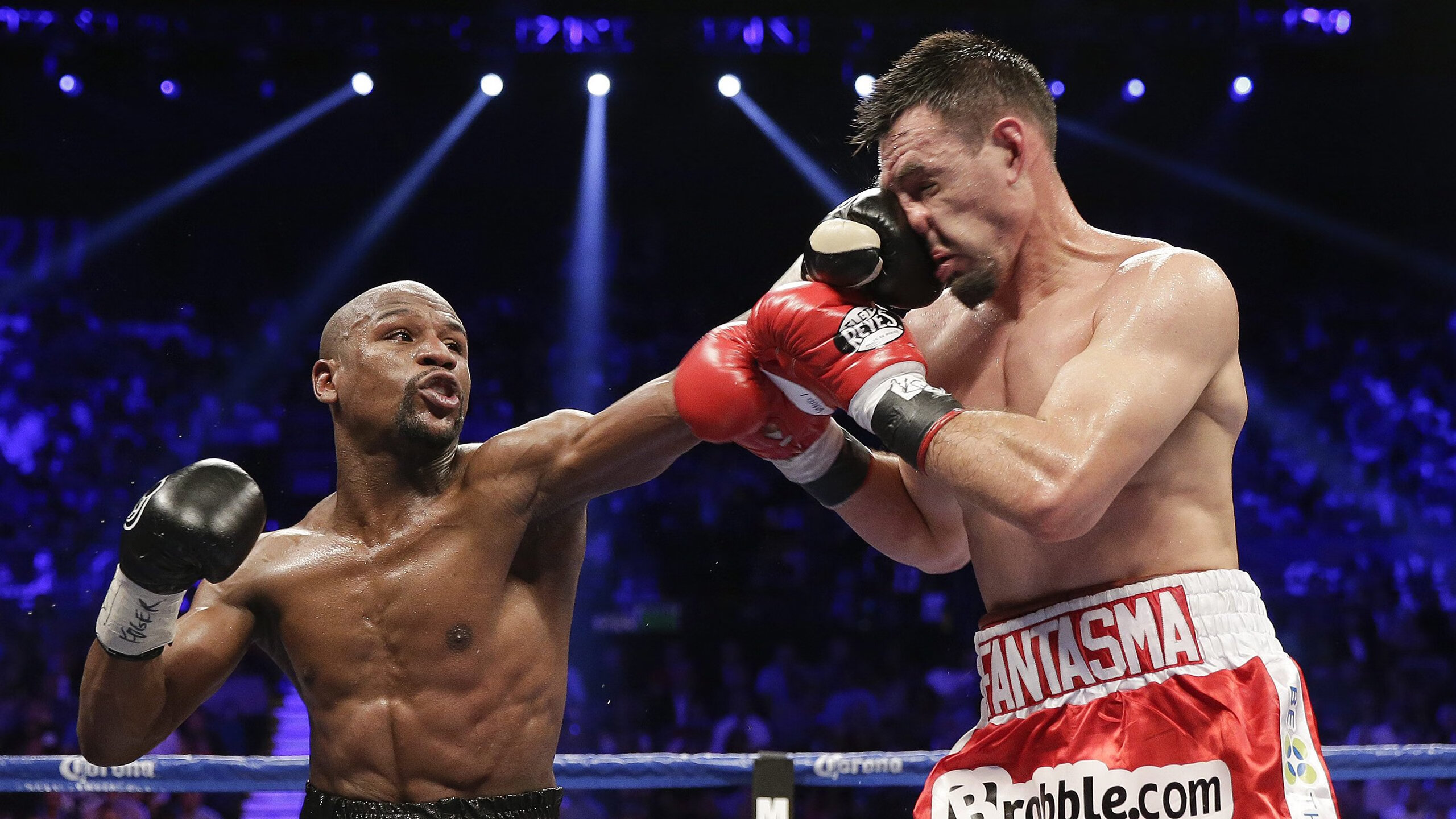 昂热中场球员展现技术优势，成为比赛中的支柱，昂热主场球衣